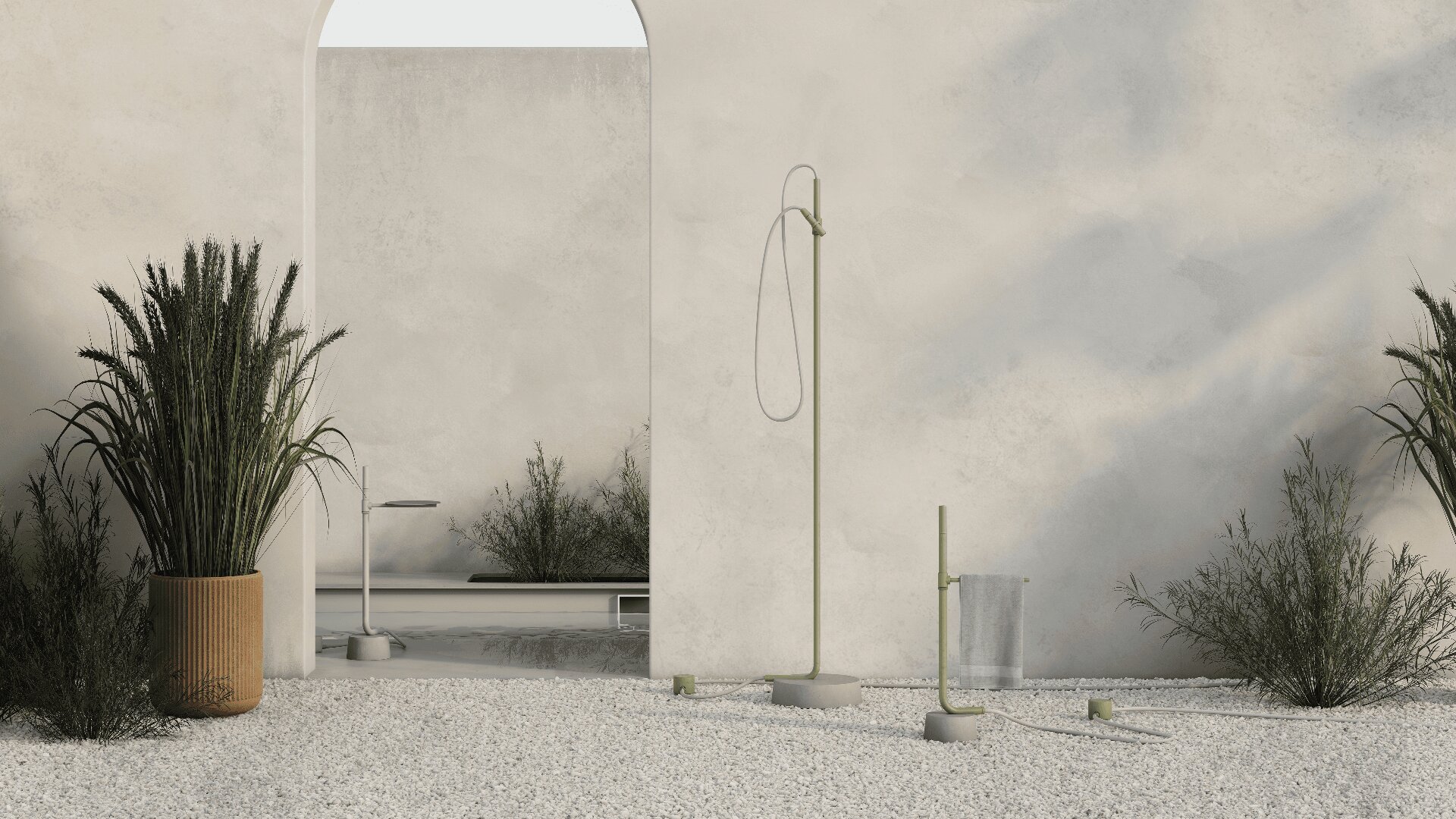 Douche extérieure minimaliste avec des murs en pierre claire, un sol en gravier et une végétation clairsemée, y compris des plantes en pot et des plantes plantées. Une douche moderne et un banc sont visibles près d'une petite piscine à travers une porte voûtée.
