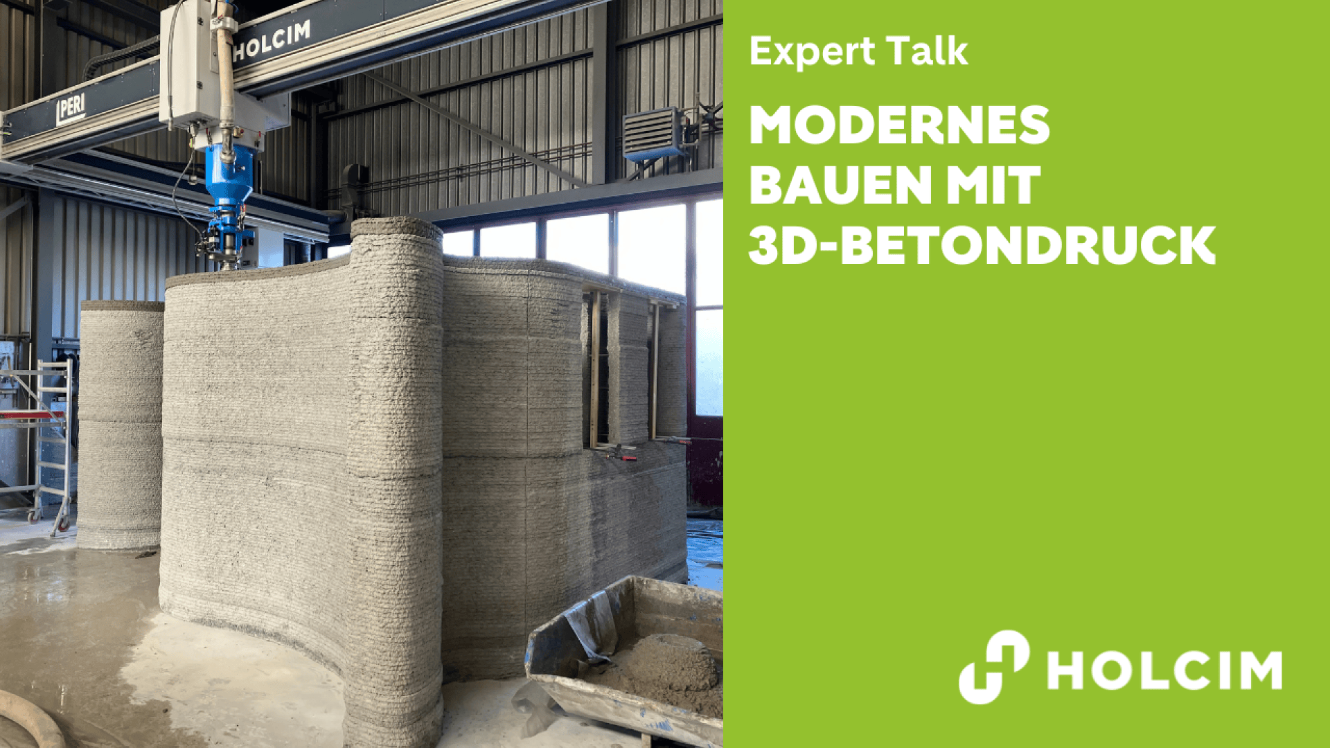 Eine große Maschine druckt eine Betonstruktur im Inneren eines Industriegebäudes in 3D. Auf der rechten Seite des Bildes ist der Text zu sehen: Expertengespräch: MODERNES BAUEN MIT 3D-BETONDRUCK und das Holcim-Logo auf grünem Hintergrund.
