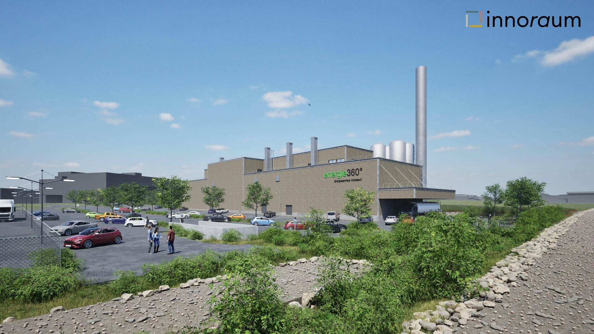 Un bâtiment industriel moderne avec une signalétique Energo 360°, entouré de voitures garées et d'espaces verts. Plusieurs personnes se tiennent à proximité de l'entrée. Le ciel est dégagé et le logo innoraum apparaît dans le coin supérieur droit.