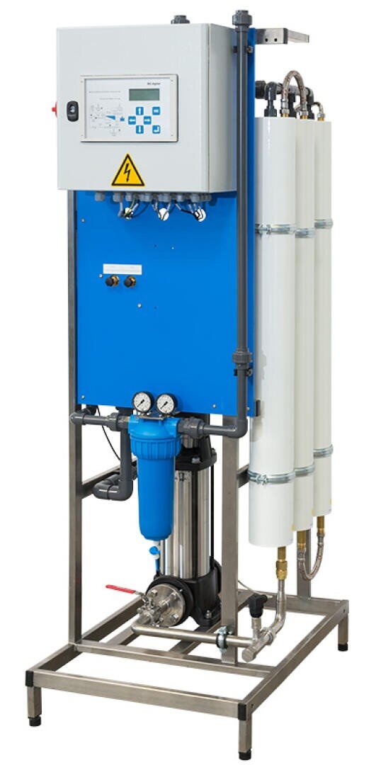 Ein Umkehrosmose-Wasserfiltersystem mit einem blau-silbernen Bedienfeld, mehreren weißen zylindrischen Filtern an der Seite und Metallrohren, die auf einem Metallrahmen montiert sind.