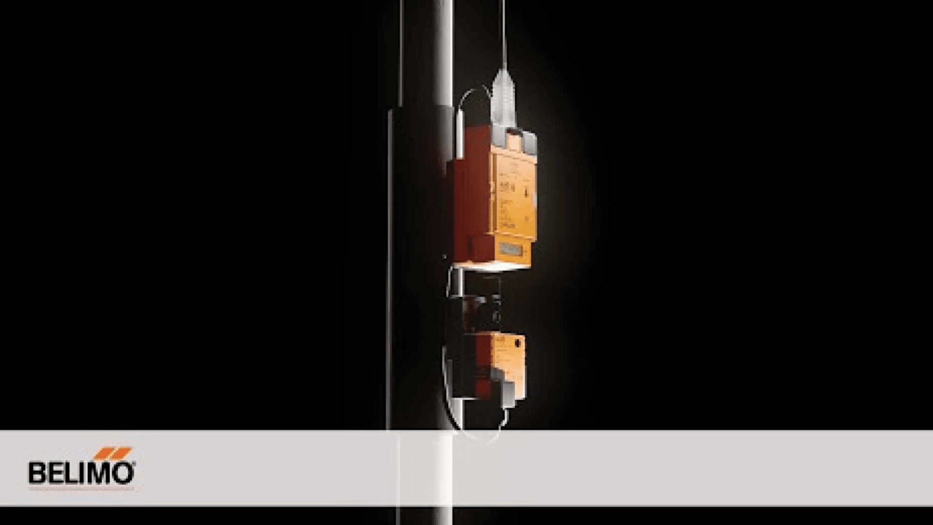 Zwei orangefarbene Belimo-Antriebsgeräte sind senkrecht auf einem Metallrohr vor einem dunklen Hintergrund montiert. Das Belimo-Firmenlogo ist unten links im Bild zu sehen.