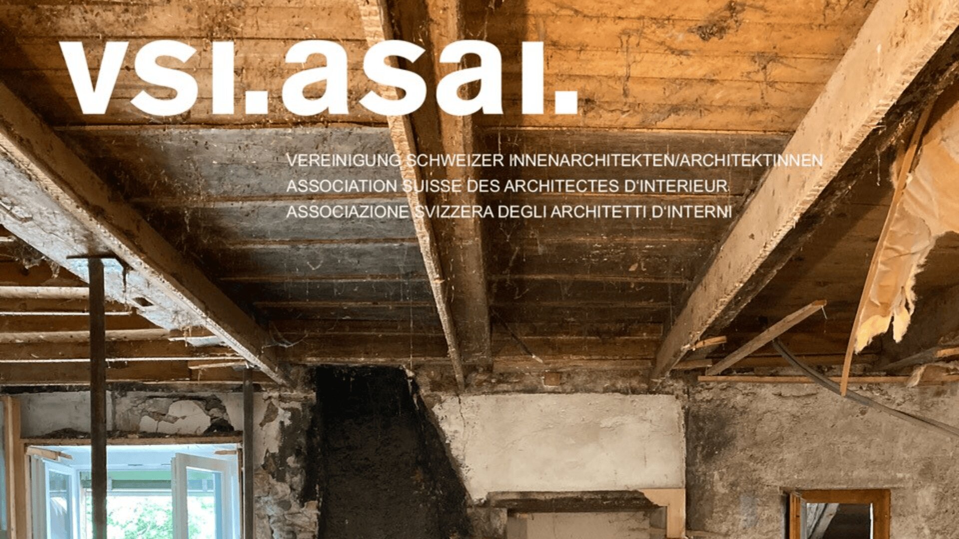 Ein teilweise abgerissener Innenraum mit freiliegenden Holzbalken und Putz, Trümmern auf dem Boden und einem Fenster, das Tageslicht hereinlässt. Oben steht "vsi.asai.", darunter befinden sich Informationen über die Vereinigung in drei Sprachen.