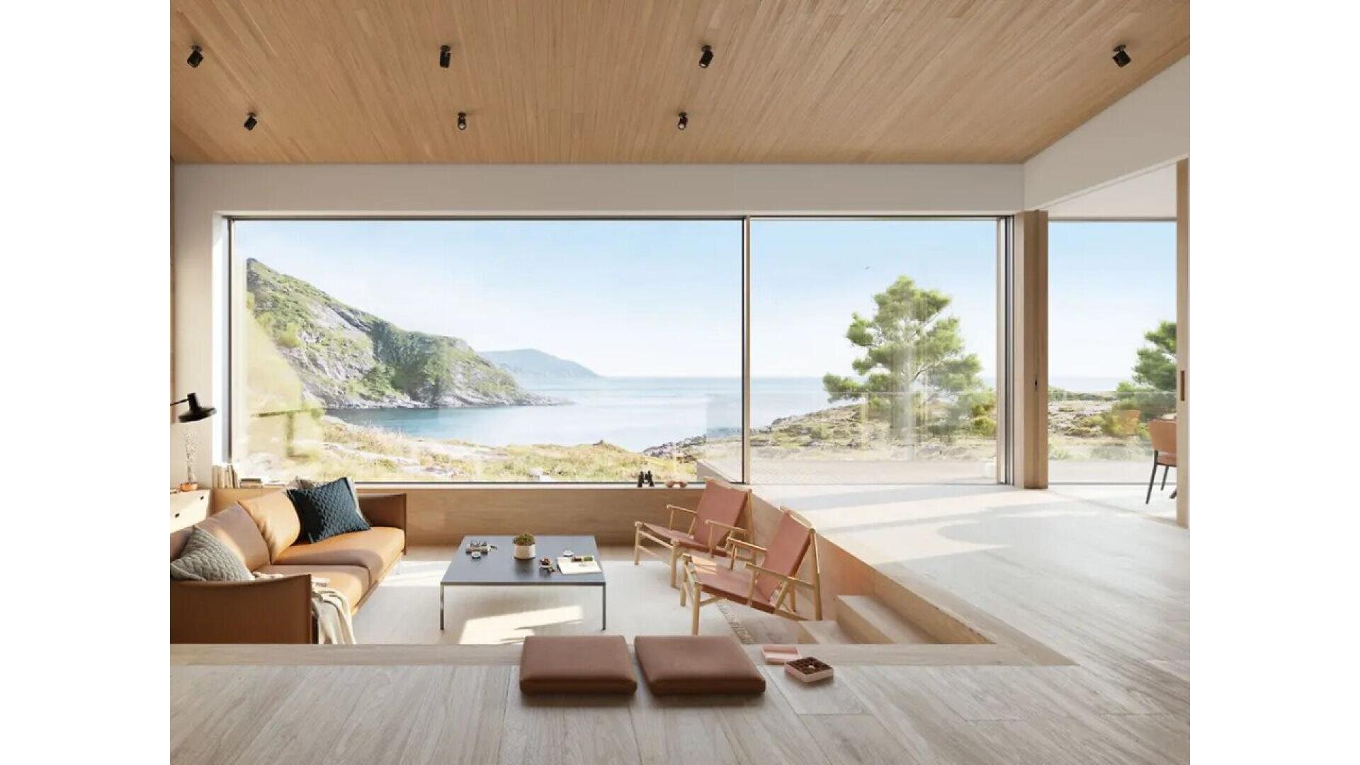 Salon moderne avec de grandes fenêtres offrant une vue pittoresque sur les montagnes et l'eau ; meubles minimalistes dans des tons neutres, plafond en bois et lumière naturelle inondant l'espace.