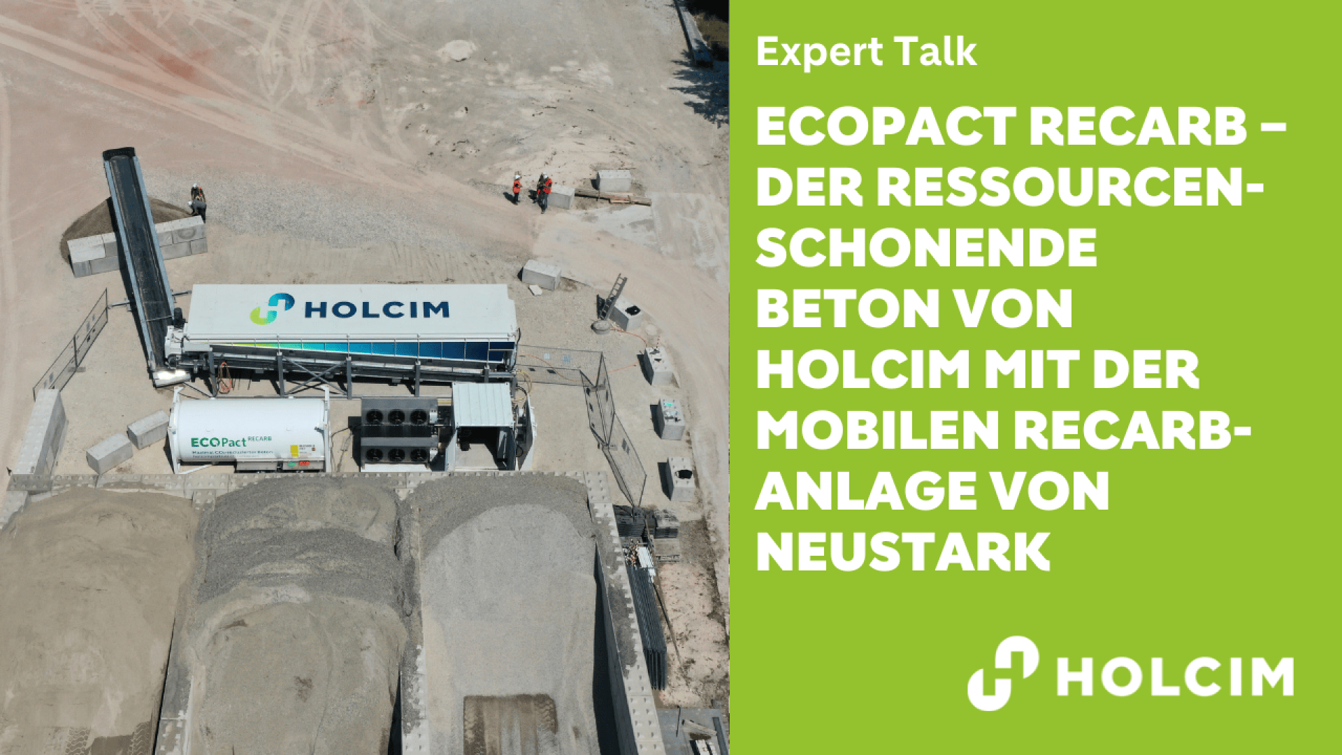 Luftaufnahme von Holcims mobilem RecARB-Betonwerk auf einer Baustelle, mit beschrifteter Ausrüstung und Materialstapeln. Deutscher Text wirbt für einen Expertenvortrag über umweltfreundlichen Beton von Holcim und Neustark. Holcim-Logo unten rechts.