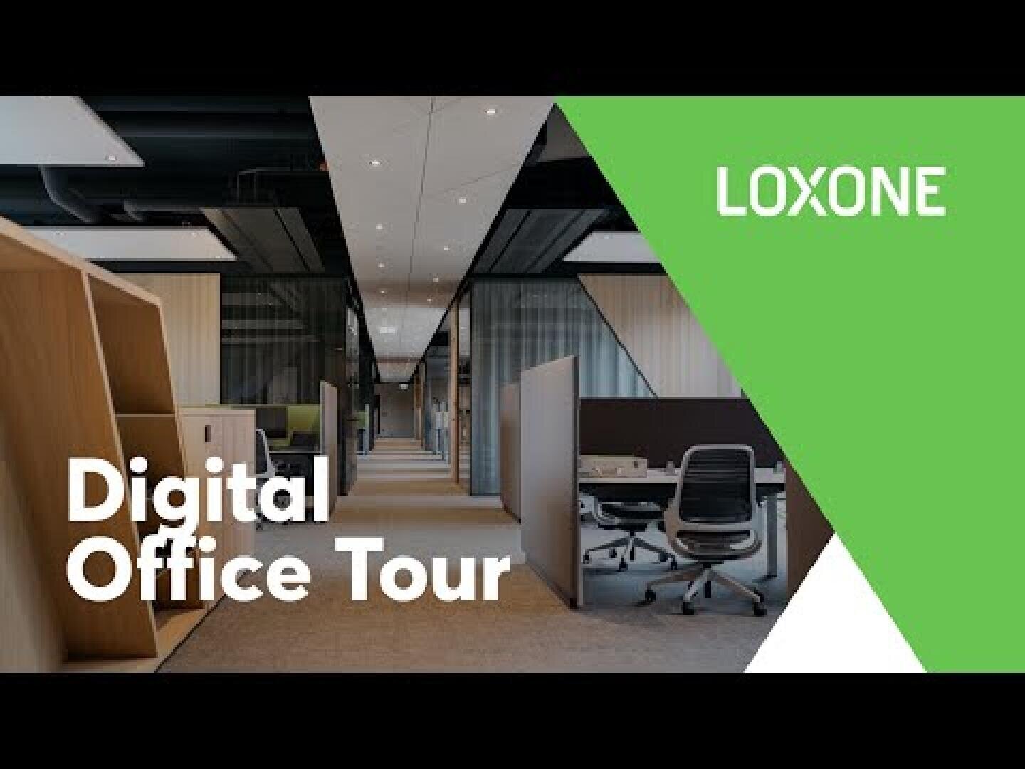 Gezeigt wird ein Büro mit modernen Kabinen und Sitzgelegenheiten. Digital Office Tour ist in weißer Schrift geschrieben, mit einer grünen geometrischen Form, die das Logo Loxone in der oberen rechten Ecke zeigt.