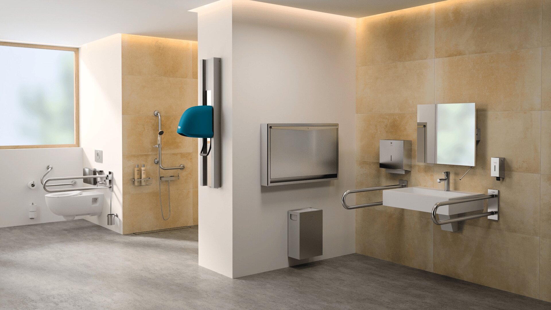 Modernes, barrierefreies Badezimmer mit beigen Fliesen, ausgestattet mit Haltegriffen, einer Dusche mit Sitz, einer barrierefreien Toilette, einer klappbaren Duschwand, einem Wandwaschbecken mit Haltegriffen, einem Spiegel und einem blauen Haartrockner an der Wand.