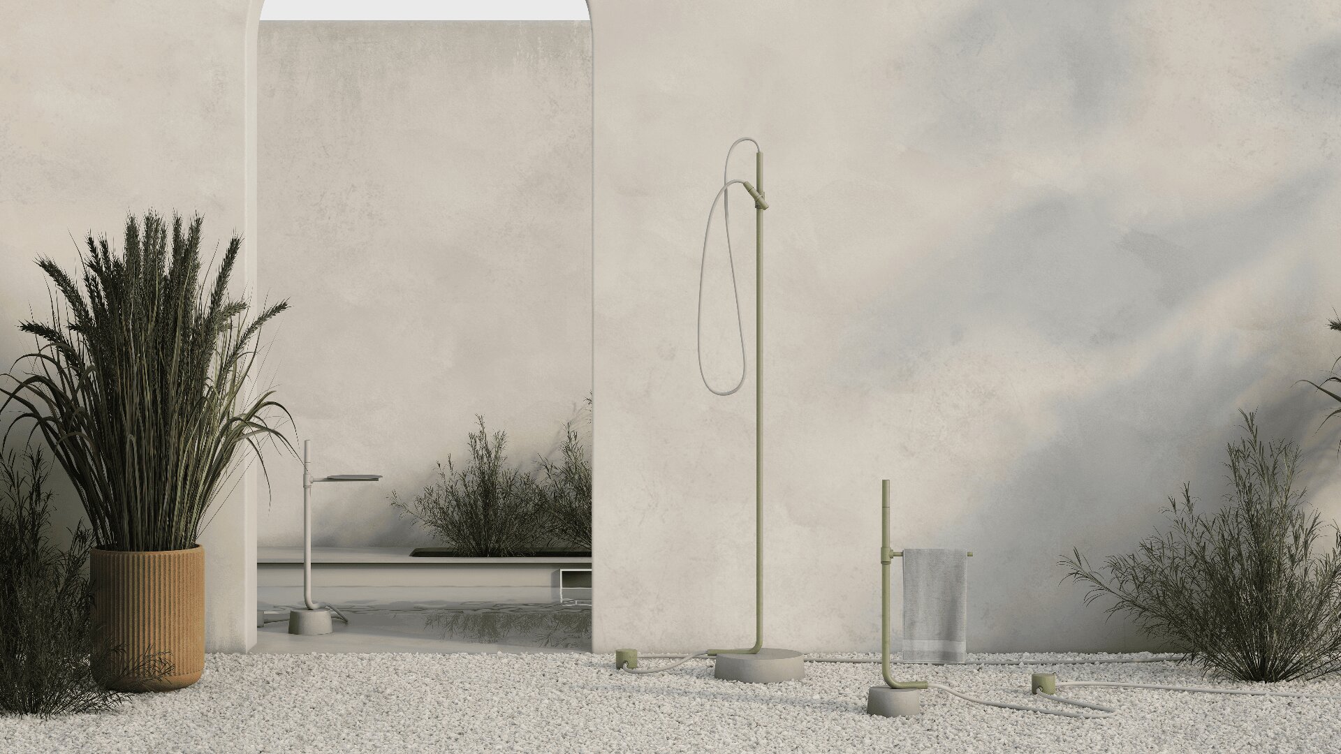 Minimalistischer Duschbereich im Freien mit hellbeigen Wänden, einer blassgrünen Duscharmatur, Kiesboden, einem modernen Pflanzgefäß mit hohen Gräsern und spärlichen Wüstenpflanzen. Ein kleiner Pool mit schwarzem Rand ist durch eine bogenförmige Öffnung sichtbar.