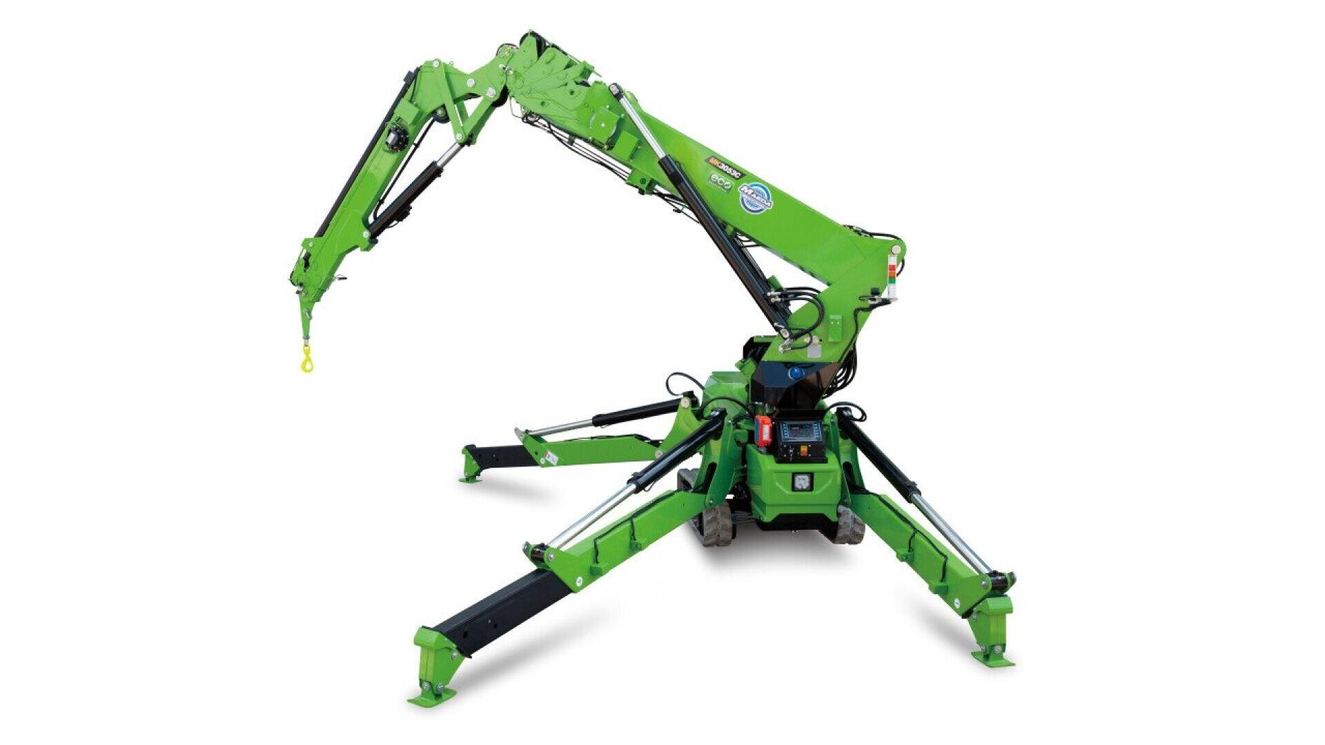 Une grue araignée verte compacte avec quatre pattes stabilisatrices déployées et un bras articulé levé, sur fond blanc.