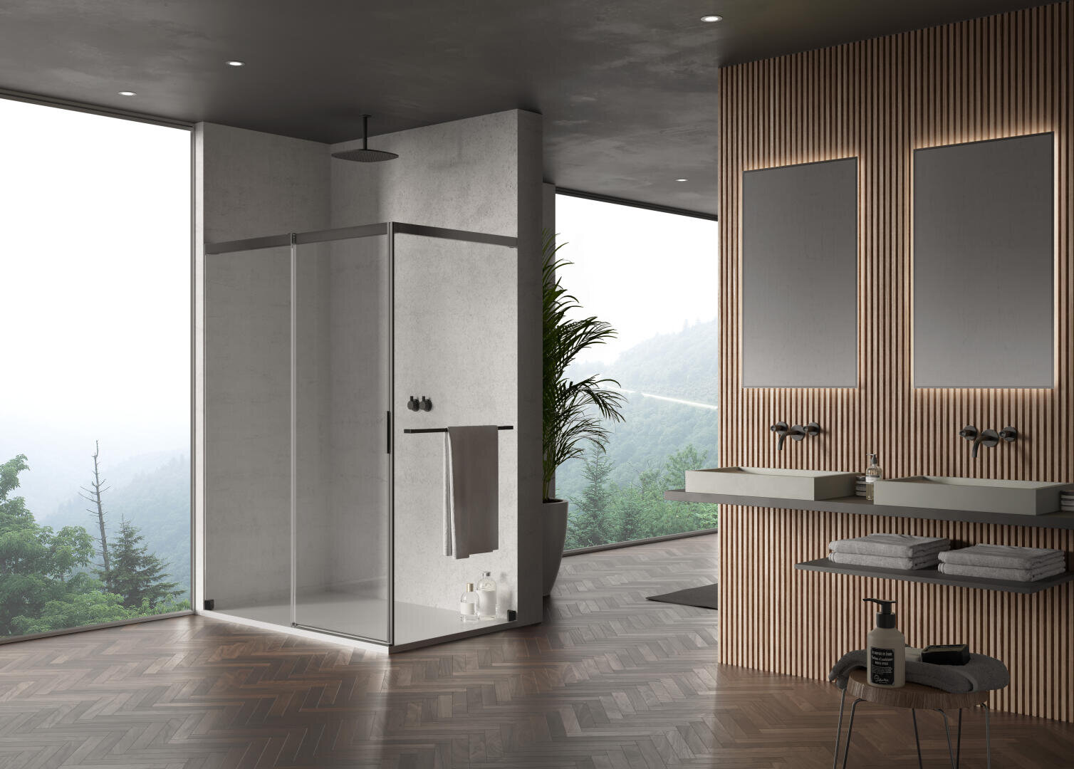 Modernes Badezimmer mit großen Fenstern mit Blick auf den Wald, einer Duschkabine aus Glas, zwei Waschbecken mit Spiegeln, einer Topfpflanze und Holzwänden; Handtücher und Toilettenartikel sind sorgfältig auf der Theke aufbewahrt.