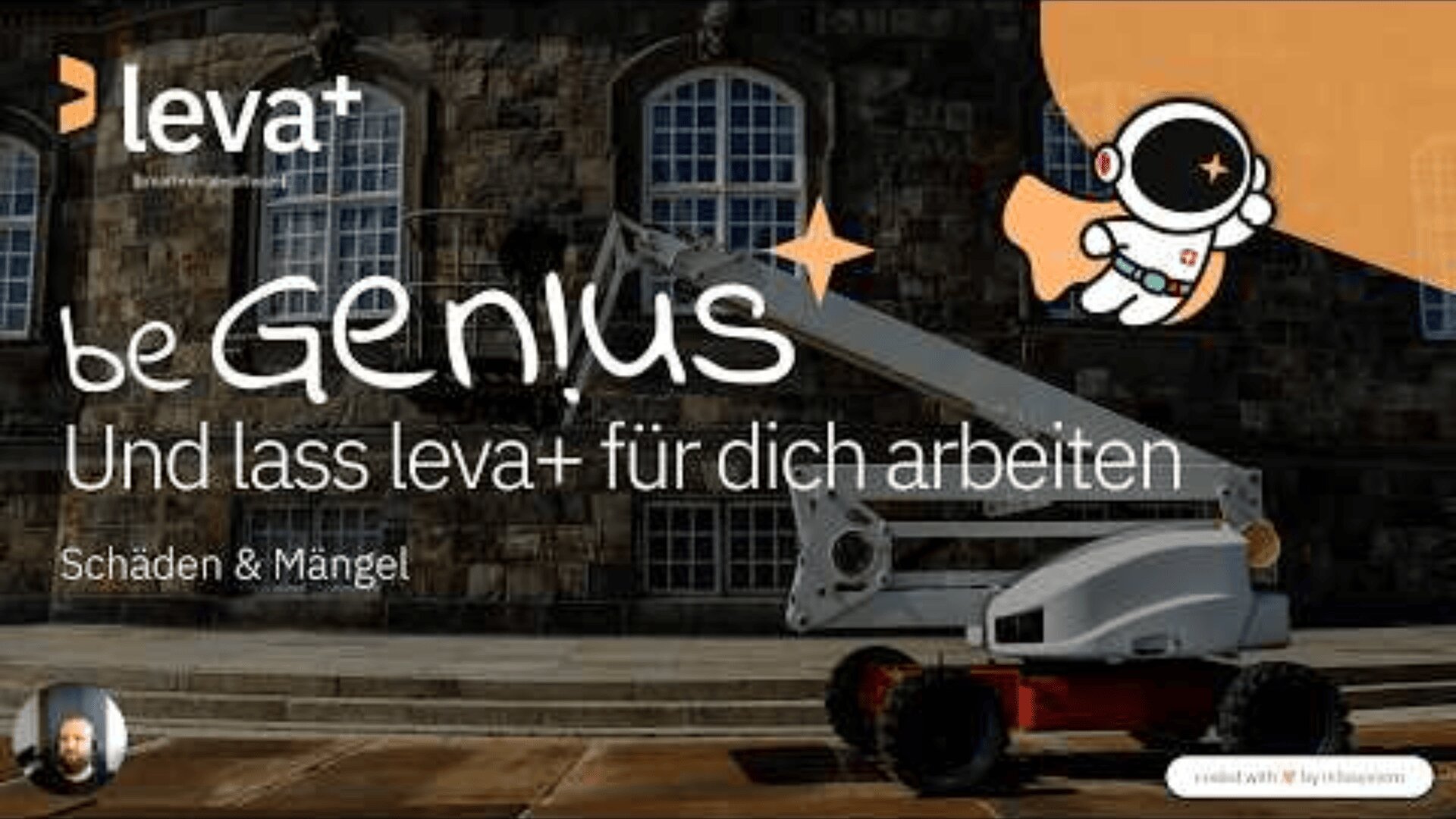 Der Text auf Deutsch lautet: "be Genius und lass leva+ für dich arbeiten Schäden & Mängel". Das Bild zeigt eine weiße Aufzugsmaschine vor einem steinernen Gebäude, einen Cartoon-Astronauten und das leva+-Logo.