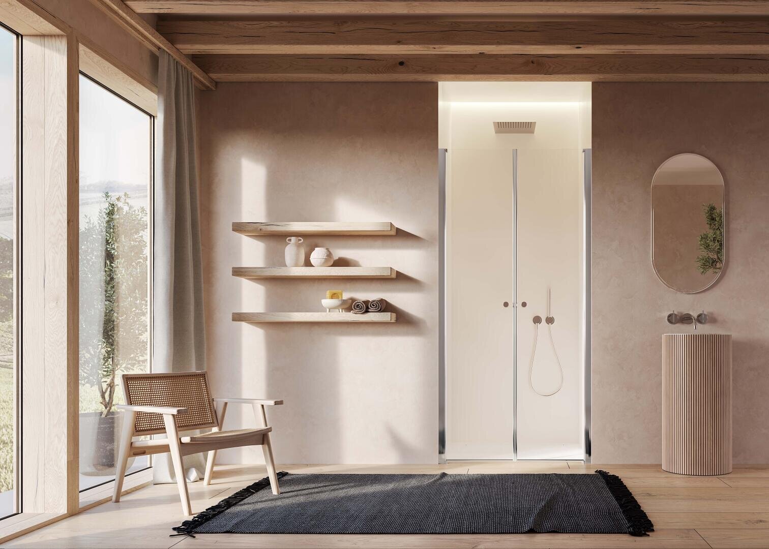 Minimalistisches Badezimmer mit Holzakzenten, mit einer Glasdusche, offenen Regalen mit Dekorationsartikeln, einem runden Spiegel, einem Holzstuhl und Sonnenlicht, das durch ein großes Fenster auf einen dunklen Teppich fällt.