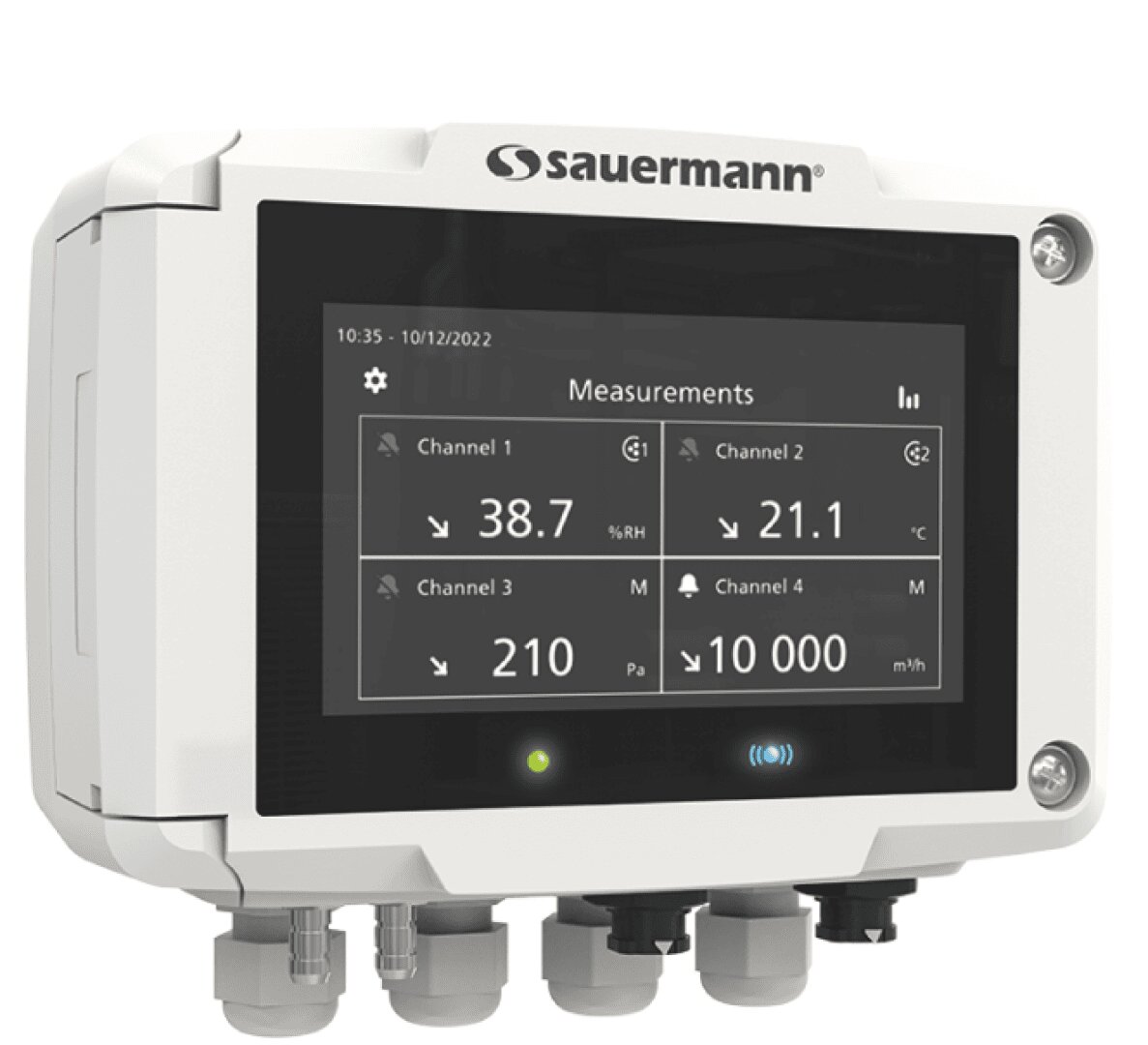 Ein weißes Sauermann-Gerät mit einem digitalen Display, das Messwerte für vier Kanäle anzeigt, darunter Temperatur, Luftfeuchtigkeit, Druck und Luftstrom, sowie verschiedene Anschlüsse und Kabelverbindungen an der Unterseite.