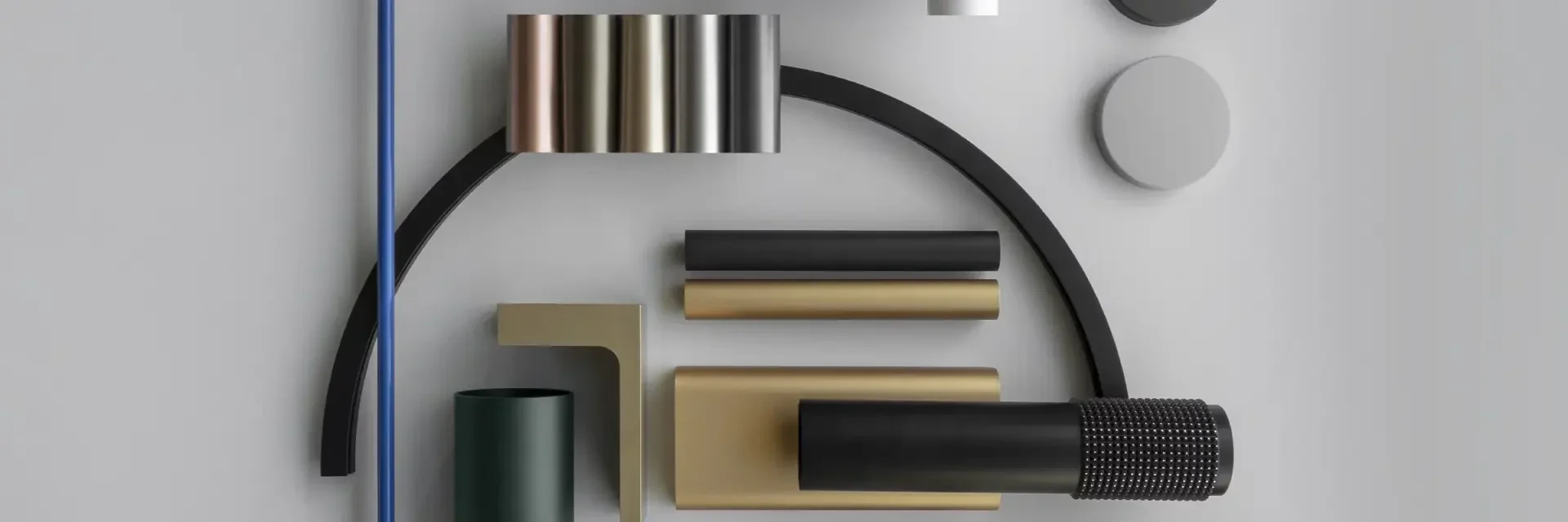 Une collection claire de formes géométriques en métal et en plastique, dont des cylindres, des rectangles, des cercles et des arcs dans différentes nuances de métal, de noir, d'or et de vert sur un fond gris clair.