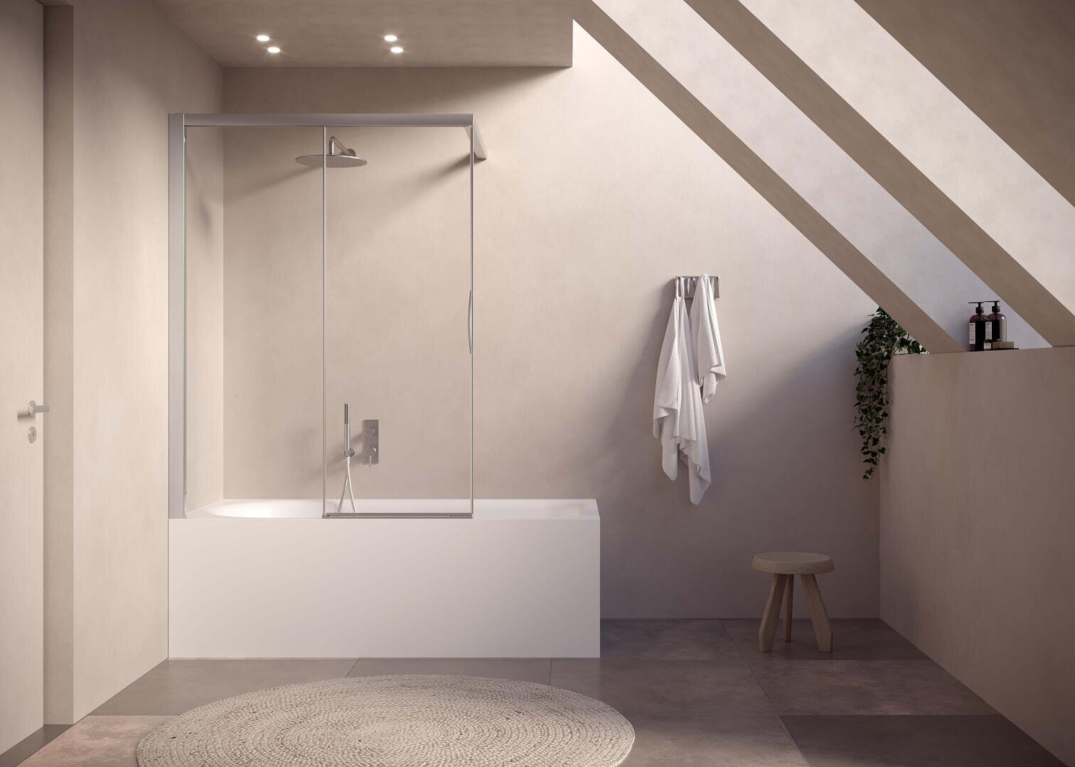 Minimalistisches Badezimmer mit einer Duschbadewanne aus Glas, einem Handtuch, das an der Wand hängt, einem runden Webteppich, einem kleinen Holzhocker, zwei Flaschen und einer Topfpflanze auf einem schrägen Fensterbrett.
