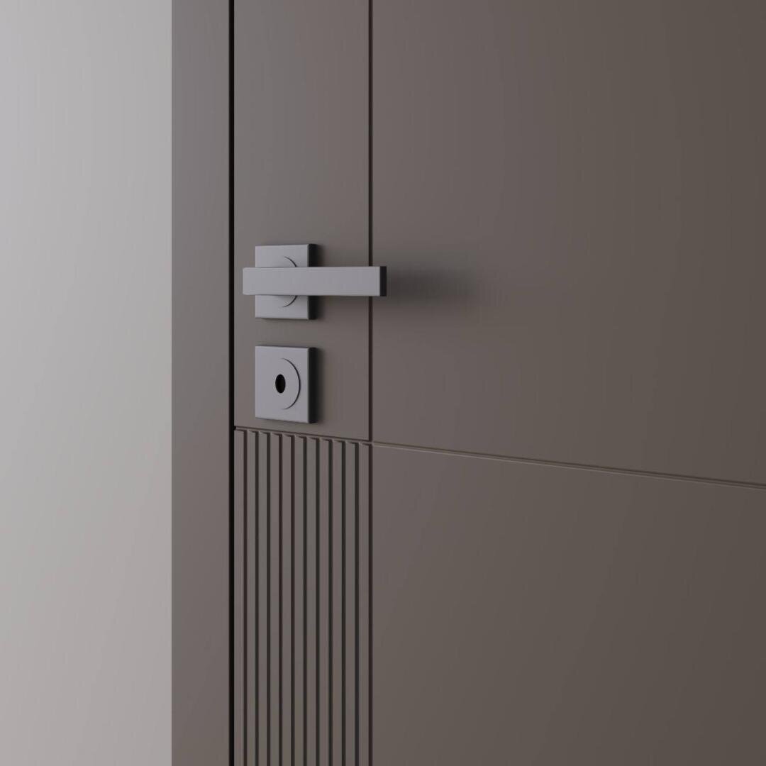 Eine Nahaufnahme einer modernen, minimalistischen Tür in Grau mit einem schlanken rechteckigen Griff und einem quadratischen Schloss. Die Tür weist im unteren linken Bereich vertikale Rillen auf, die ein strukturiertes Designdetail darstellen.