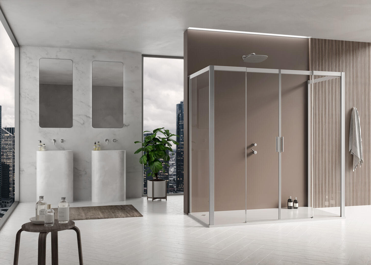 Ein modernes Badezimmer mit einer großen Duschkabine aus Glas, zwei rechteckigen Spiegeln über weißen Waschbecken, einem Handtuch, das an der Wand hängt, einem kleinen Tisch mit Flaschen, einer Topfpflanze und städtischen Gebäuden, die durch große Fenster zu sehen sind.