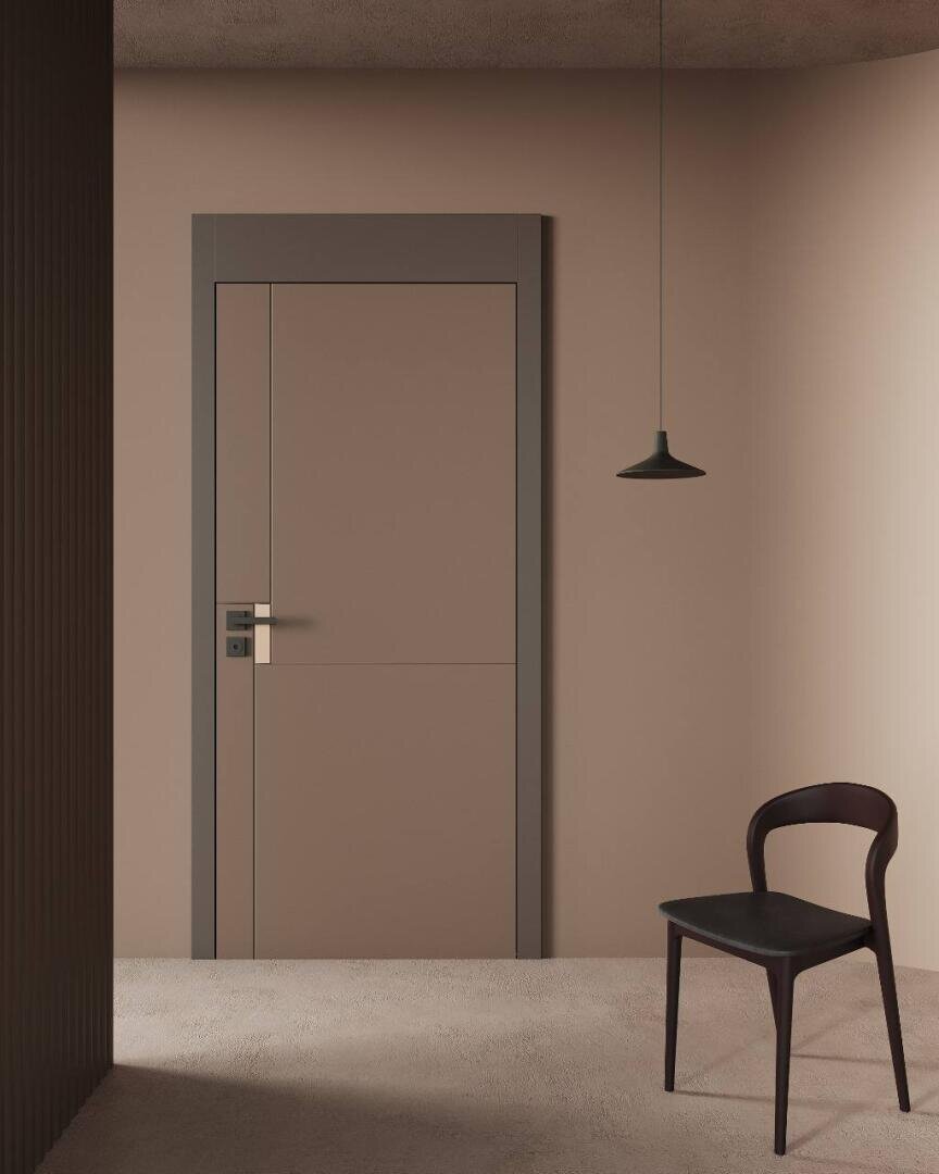 Minimalistisches Interieur mit einer geschlossenen beigen Tür, einer kleinen schwarzen Pendelleuchte an der Decke und einem dunklen Holzstuhl, der neben der Tür auf einem hellen Teppichboden steht.