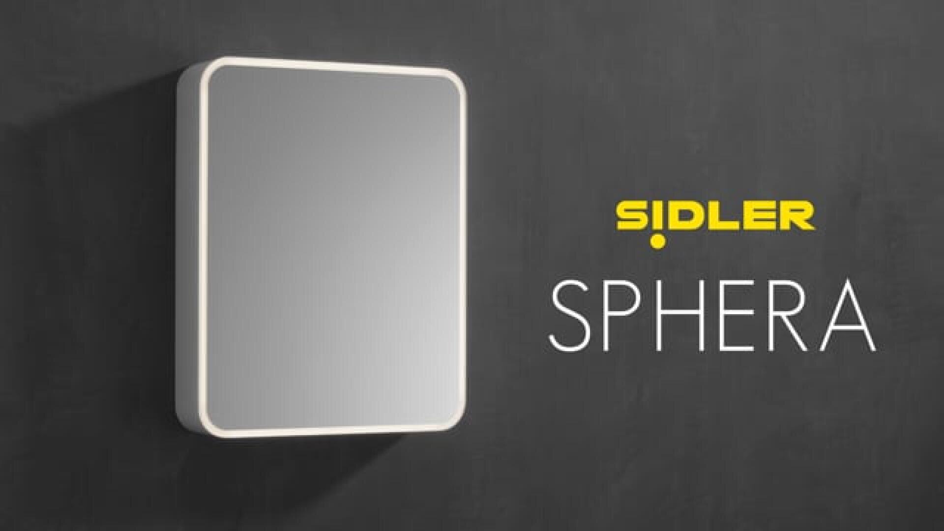 Un miroir de salle de bain rectangulaire et éclairé est fixé à un mur sombre. Sur le côté droit apparaît l'inscription SIDLER SPHERA, où SIDLER apparaît en lettres jaunes grasses et SPHERA en lettres blanches.