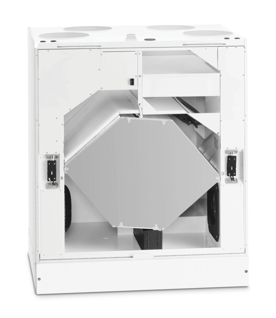 Une unité CVC industrielle blanche dont le panneau avant a été retiré, révélant des composants internes tels qu'un échangeur de chaleur hexagonal, des conduits et des ventilateurs.