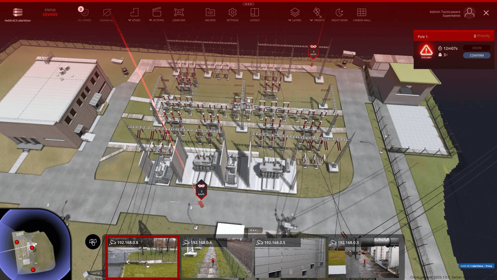 Ein digitales 3D-Modell eines elektrischen Umspannwerks wird auf einem Computerbildschirm angezeigt, wobei Bedienfelder, rote Warnmeldungen, Überwachungsdaten und Navigationswerkzeuge auf der Benutzeroberfläche sichtbar sind.