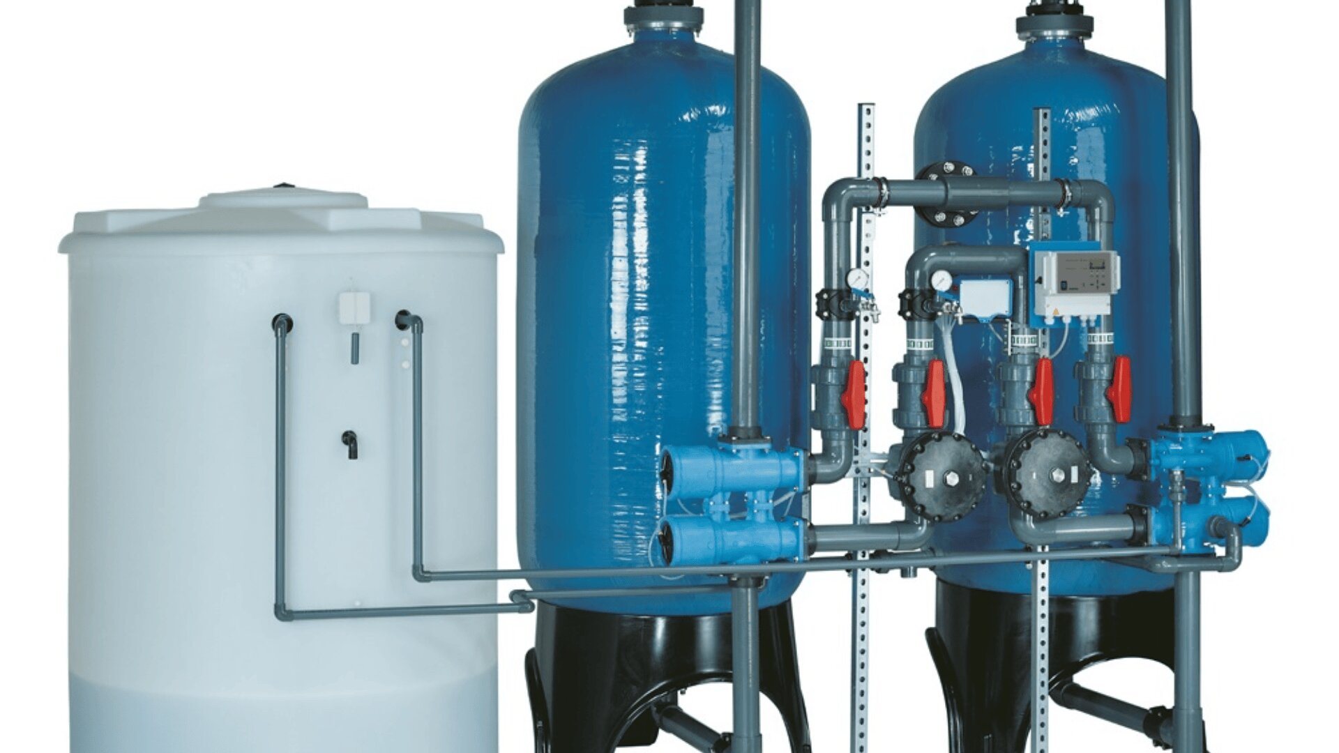 Eine Wasseraufbereitungsanlage mit zwei hohen blauen Tanks, einem großen weißen zylindrischen Tank, angeschlossenen Rohren, Ventilen, Messgeräten und einem Bedienfeld auf weißem Hintergrund.