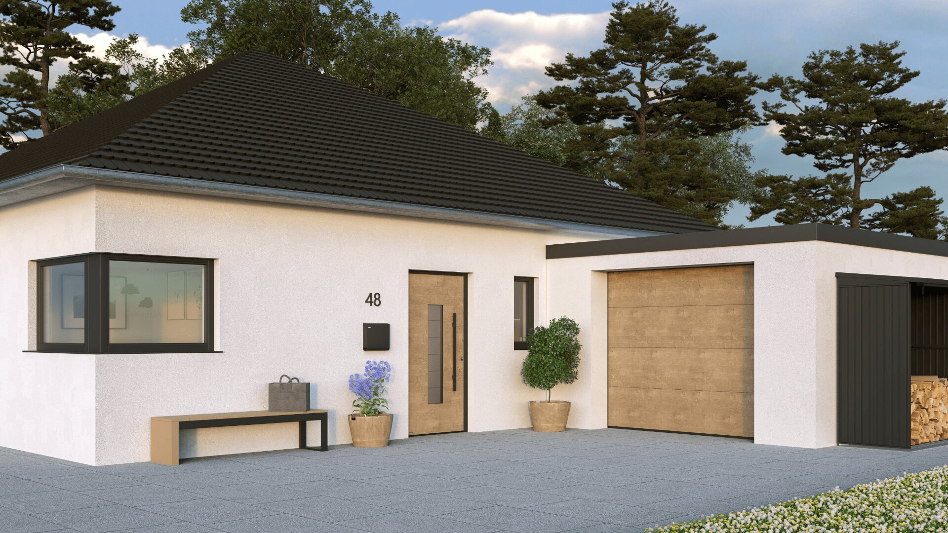 Modernes einstöckiges Haus mit weißen Wänden, schwarz gerahmten Fenstern, einer hölzernen Eingangstür und einer angebauten Garage mit einer Holztür. Im Eingangsbereich befinden sich Topfpflanzen, eine schwarze Bank und eine Tasche auf der Bank. Im Hintergrund sind Bäume zu sehen.