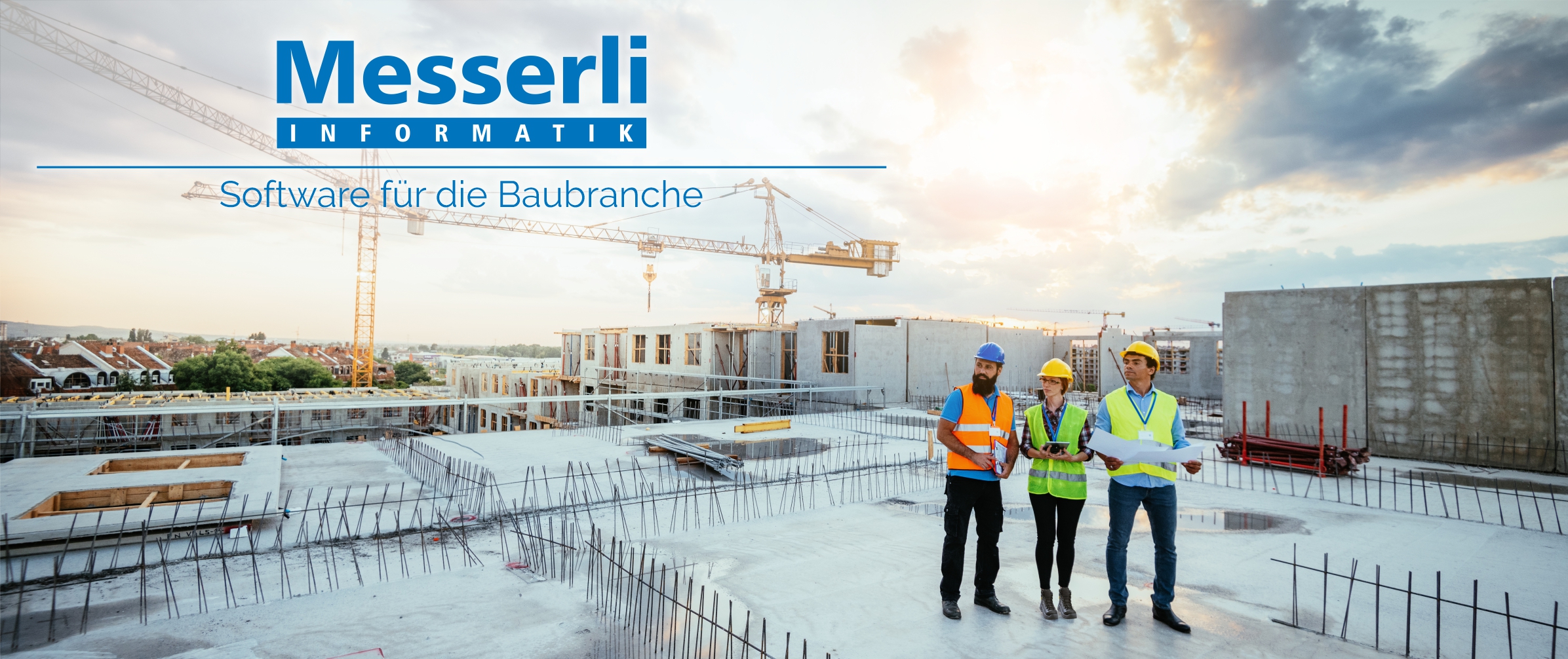 Drei Bauarbeiter in Schutzkleidung prüfen bei Sonnenuntergang auf einer Baustelle Baupläne. Kräne und unfertige Betonstrukturen sind zu sehen. Der Text lautet Messerli Informatik: Software für die Baubranche.