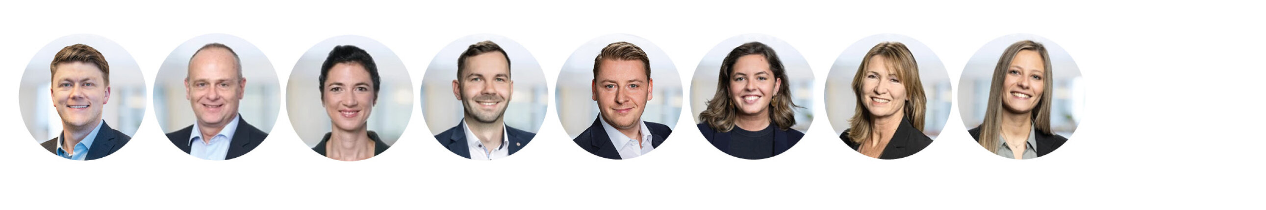 Eine Reihe von acht professionell gekleideten Personen, vier Männer und vier Frauen, die alle lächeln und in die Kamera schauen, vor einem hellen Hintergrund.