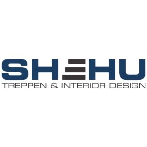 Logo für SHEHU Treppen & Interior Design. Das Wort SHEHU steht in fetten blauen Buchstaben, wobei das E als drei horizontale schwarze Balken stilisiert ist. Der Untertitel steht in kleinerer grauer Schrift darunter.