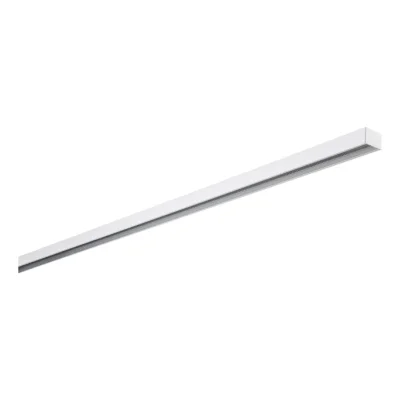 Eine lange, weiße, rechteckige LED-Deckenleuchte mit einem schlichten, minimalistischen Design, fotografiert auf einem schlichten weißen Hintergrund.