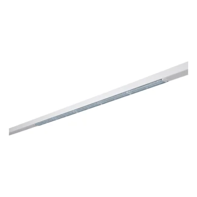 Eine schlanke, rechteckige, weiße LED-Deckenleuchte mit Metallreflektor, aus einem leichten Winkel betrachtet, vor einem schlichten weißen Hintergrund.