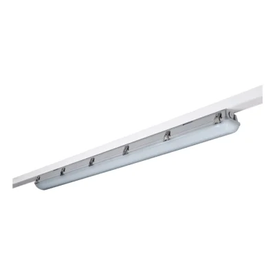 Eine lange, rechteckige LED-Deckenleuchte mit mattierter Abdeckung und Metallklammern, die an einer weißen Decke montiert wird.