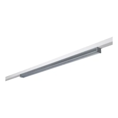 Eine moderne, rechteckige LED-Deckenleuchte mit silbernem Metallic-Finish, installiert an einer weißen Decke.