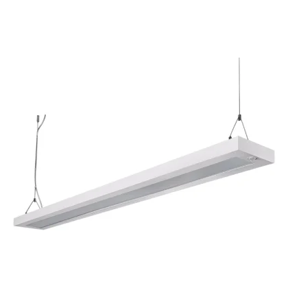Eine moderne rechteckige LED-Pendelleuchte mit weißem Rahmen, die mit zwei verstellbaren Kabeln von der Decke abgehängt wird.