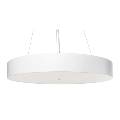 Eine große, runde, weiße Pendelleuchte, die mit drei dünnen Kabeln von der Decke abgehängt ist. Das Design ist modern und minimalistisch mit einer glatten, flachen Oberfläche.