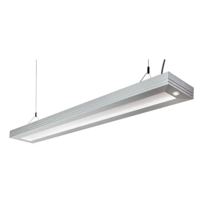 Eine moderne, rechteckige LED-Deckenleuchte mit silbernem Rahmen, die an zwei Kabeln aufgehängt ist und helles, weißes Licht von ihrer Unterseite ausstrahlt.