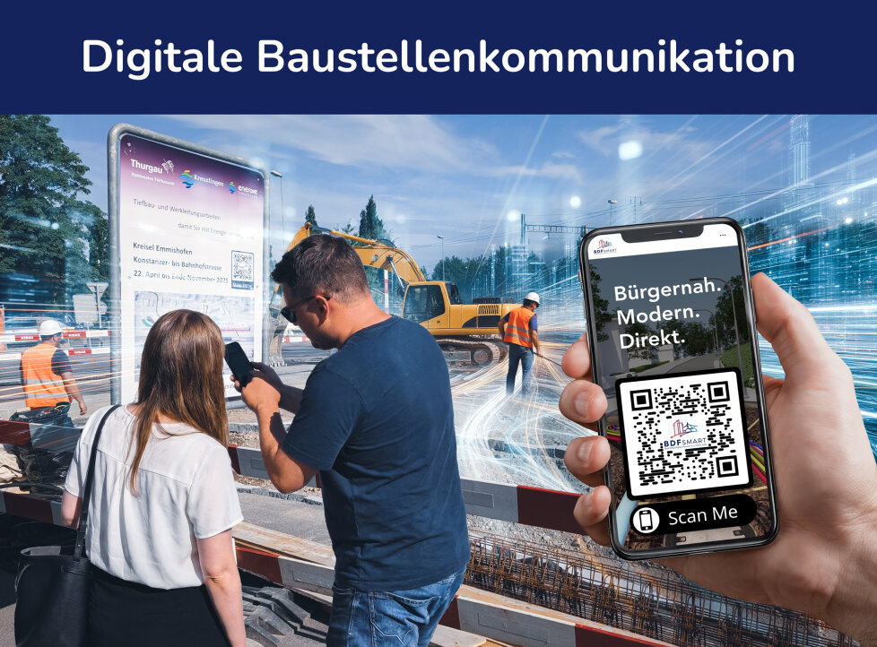 Menschen auf einer Baustelle scannen mit ihren Smartphones einen QR-Code auf einer Werbetafel. Im Vordergrund ist eine Hand zu sehen, die ein Telefon h&auml;lt, das den QR-Code und die Worte B&uuml;rgernah anzeigt. Modern. Direkt.