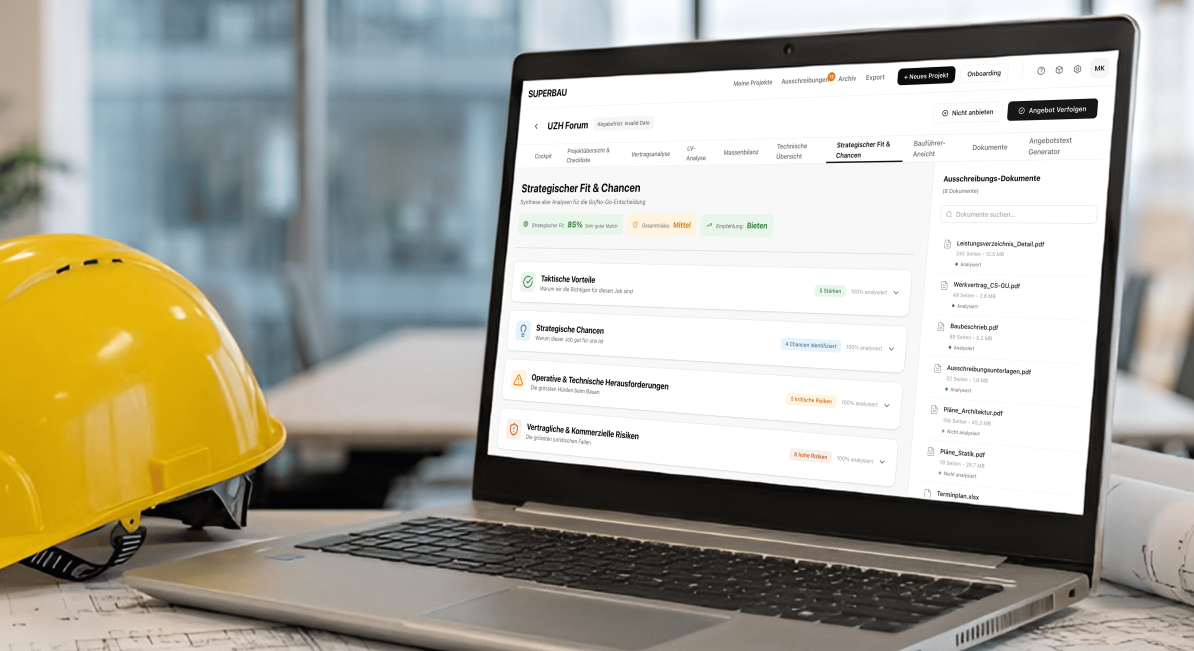 Ein Laptop auf einem Schreibtisch zeigt ein Projektmanagement-Dashboard mit einer Liste verschiedener Aufgaben. Ein gelber Bauhelm und aufgerollte Papiere liegen neben dem Laptop, und große Fenster zeigen einen verschwommenen Bürohintergrund.
