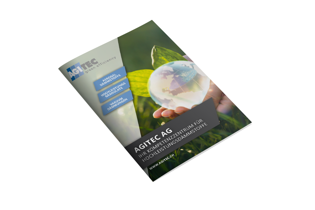 Sur une surface blanche, une brochure d'AGITEC AG montre une personne tenant un globe transparent avec des plantes vertes en arrière-plan et des boîtes d'information bleues avec des services.