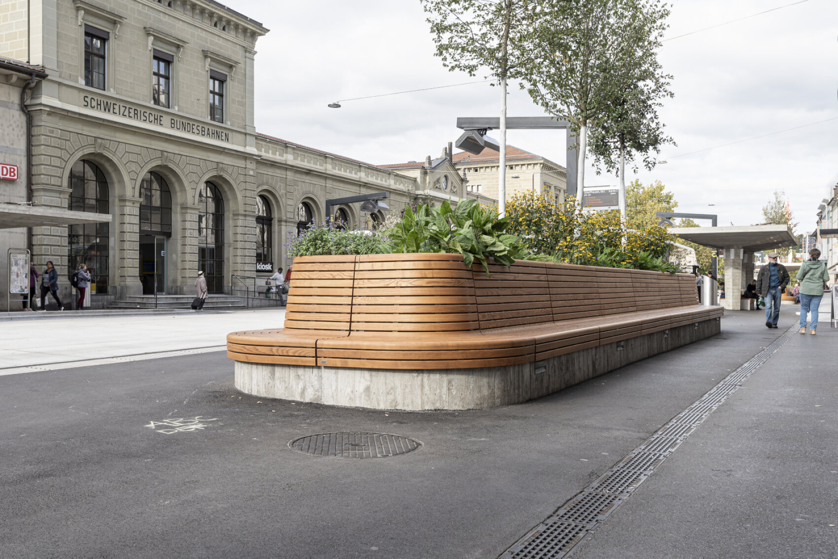 Sitzbank aus dampfgebogenem Massivholz an der Bahnhofstrasse in Schaffhausen